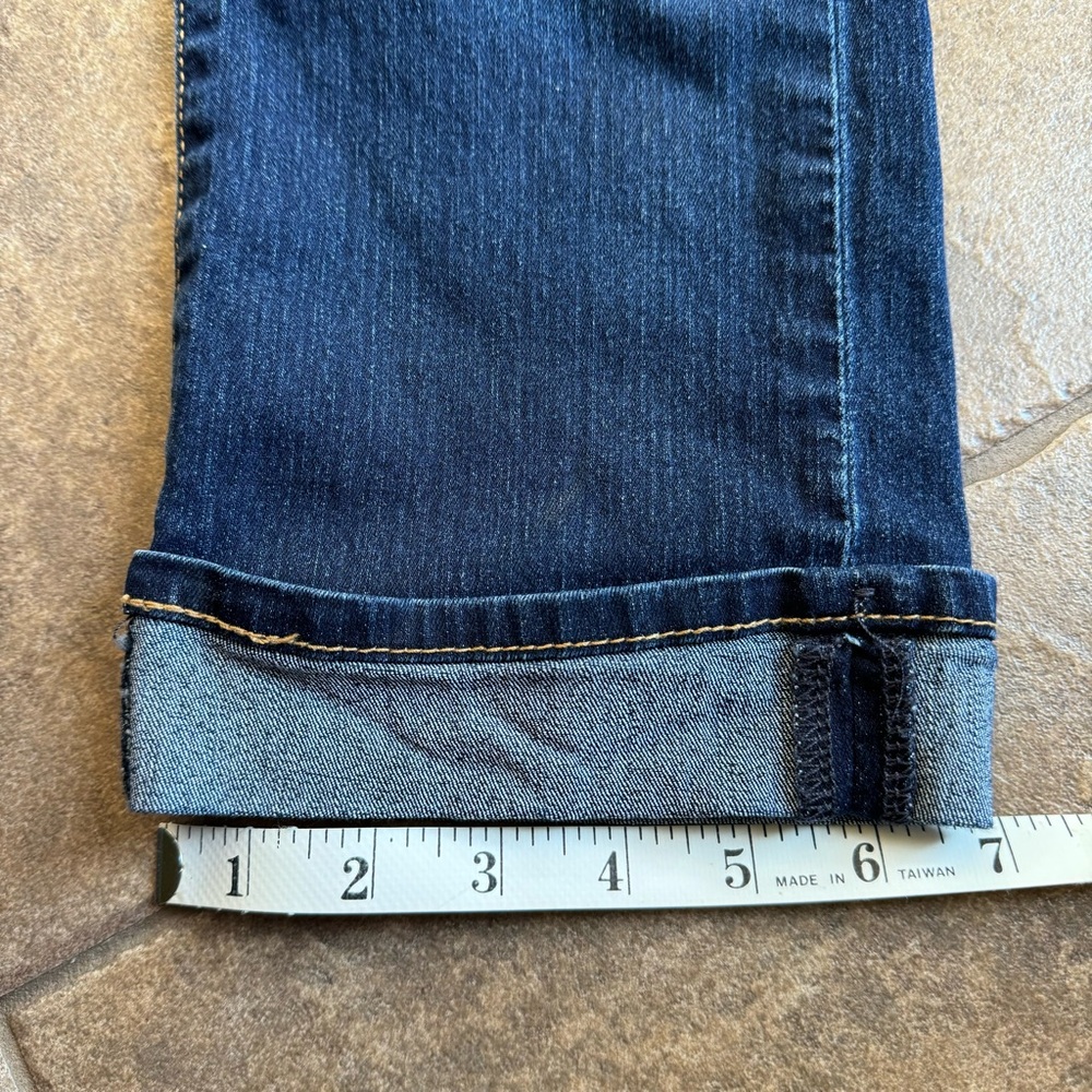 Like New -Levi Signature Modern Capri - Picture 7 of 13